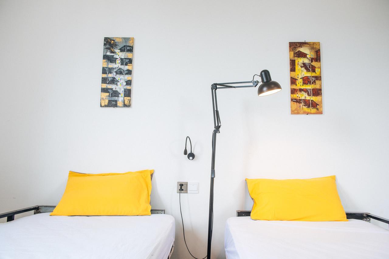 Dengba Hostel Yangon Bagian luar foto