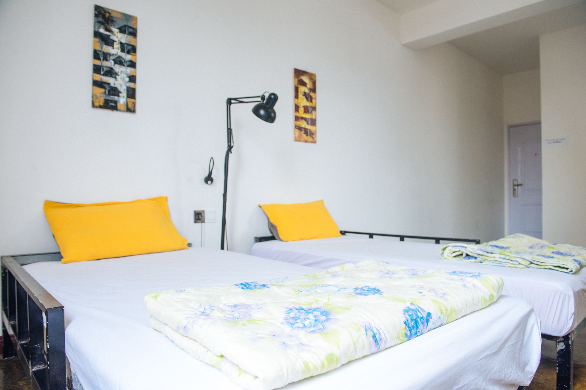 Dengba Hostel Yangon Bagian luar foto